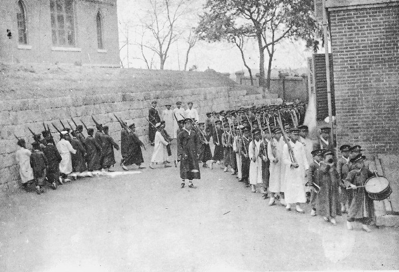 군사교육을 받는 영화학교 학생들(1907)썸네일
