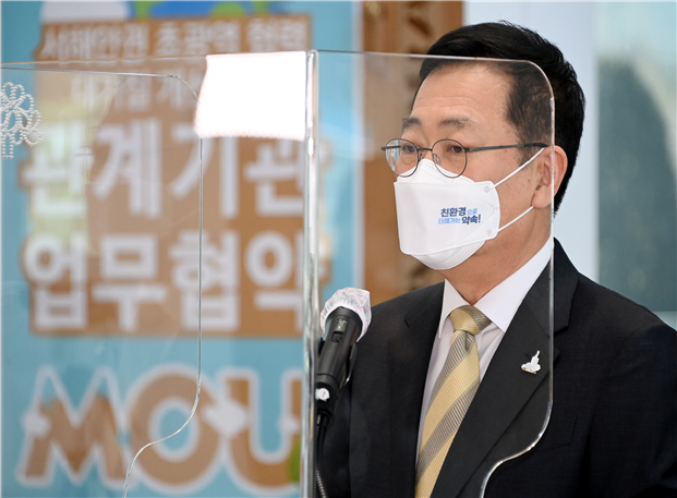 박남춘 시장, 마스크 활용한 이색 시정 홍보‘눈길’