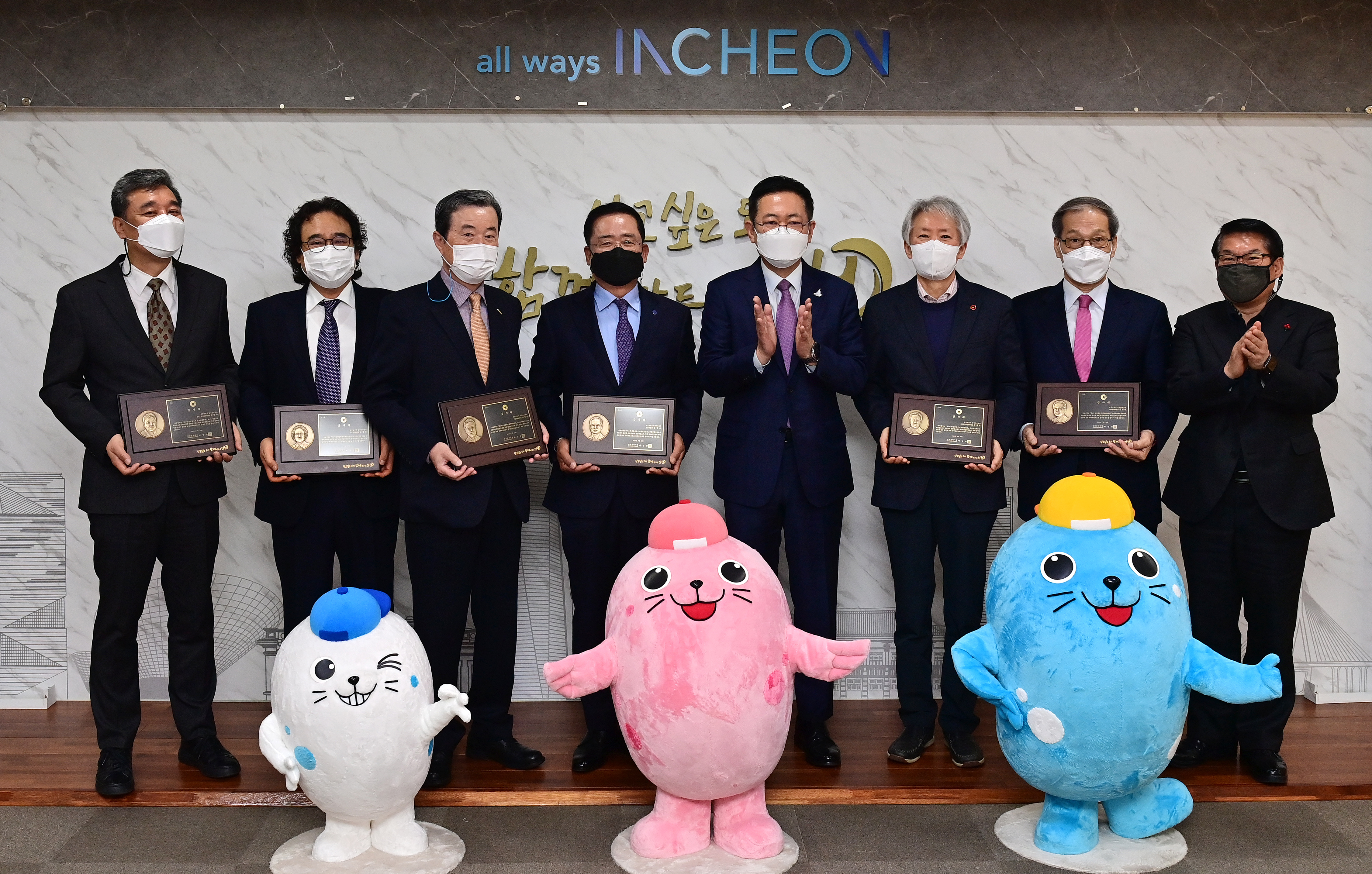 인천시, 제1기 일자리위원회 유공 위원 6명 감사패 전달