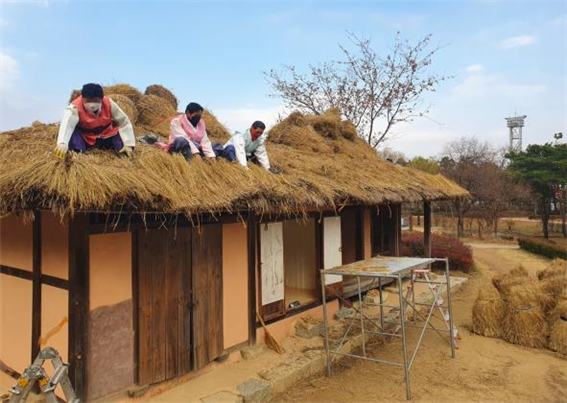초가 지붕 이엉 얹기