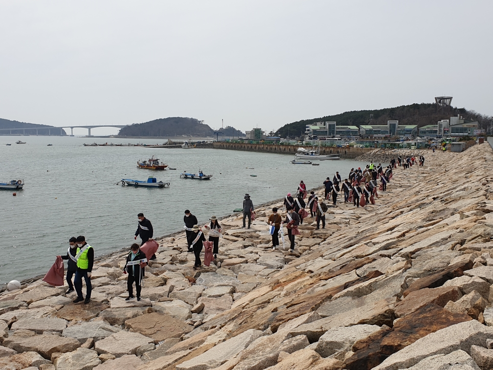 인천시와 중구청, 시민단체, 지역 어촌계원 50여명이 3월31일 봄맞이 연안정화 작업에 참여했다.