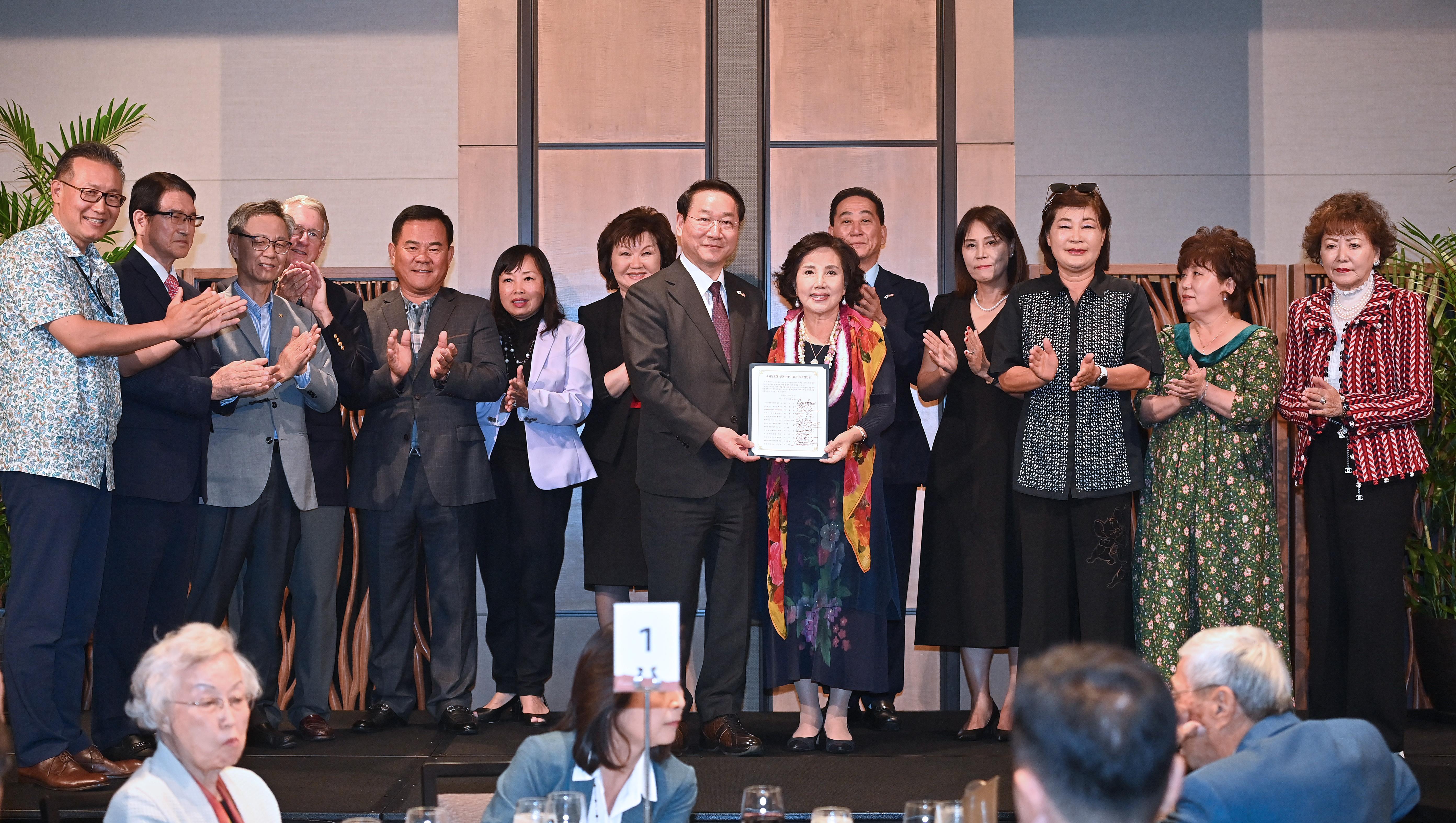 유정복 인천광역시장이 20일(현지시간) 하와이 프린스호텔에서 열린 이민 120주년 기념 인천의날에서 재외동포청 인천광역시 유치 지지선언문을 전달받고 있