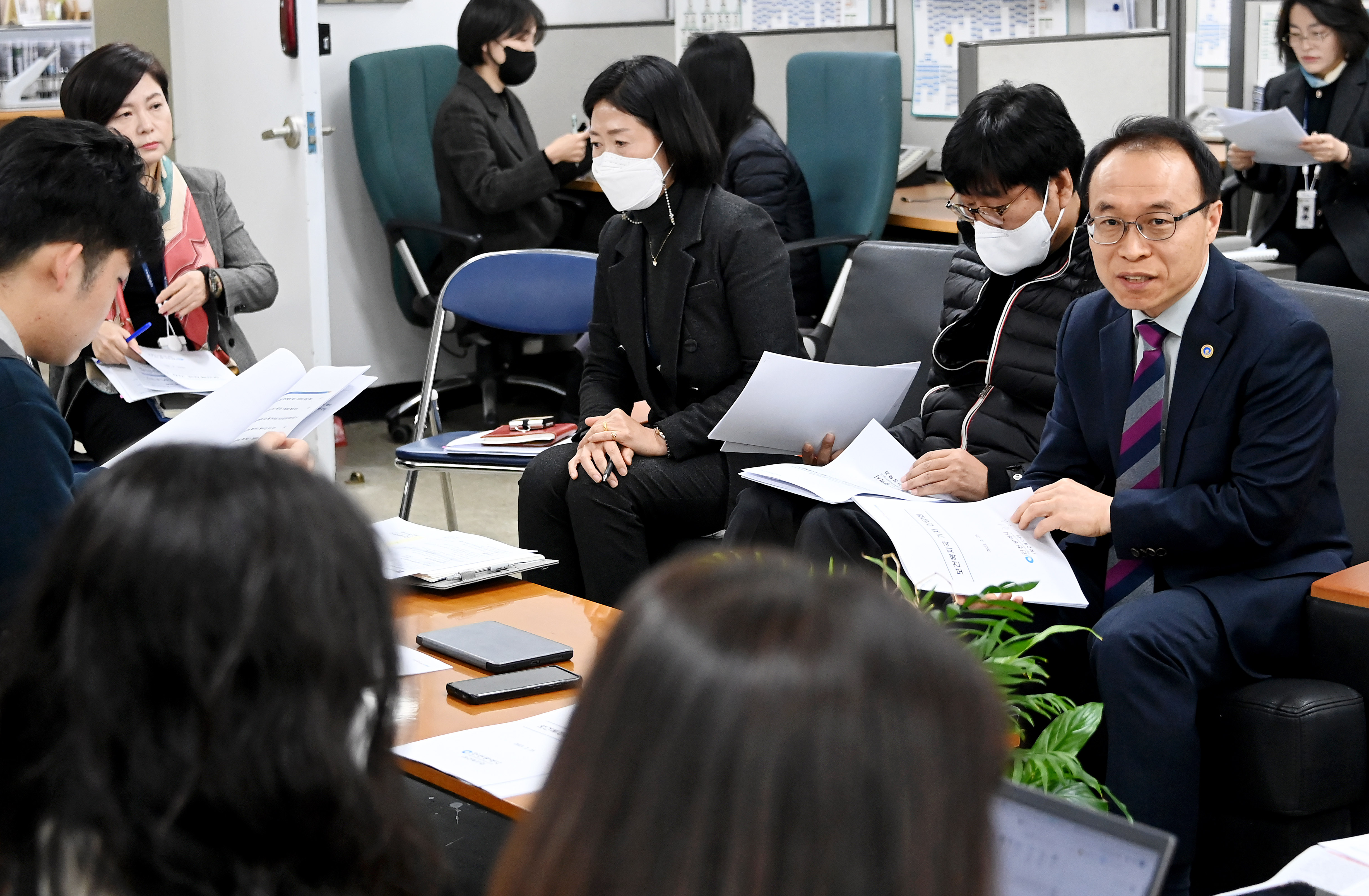 김석철 보건복지국장이 23일 시청 기자실에서 보건복지국 소관 현안과 관련해 기자간담회를 하고 있다.