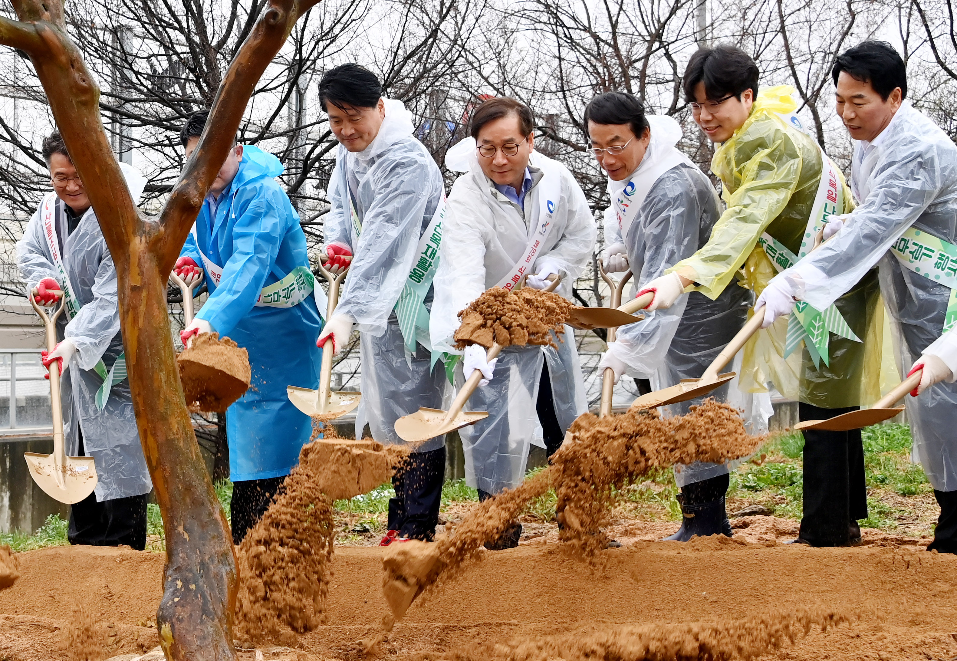 유정복 인천광역시장이 5일 서구 청라경관녹지에서 열린 '제78회 식목일 나무심기 행사'에서 기념식수를 하고 있다.