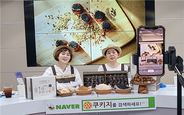 네이버 쇼핑라이브에서 라이브커머스 방송 판매를 하고 계신 노인일자리 사업자