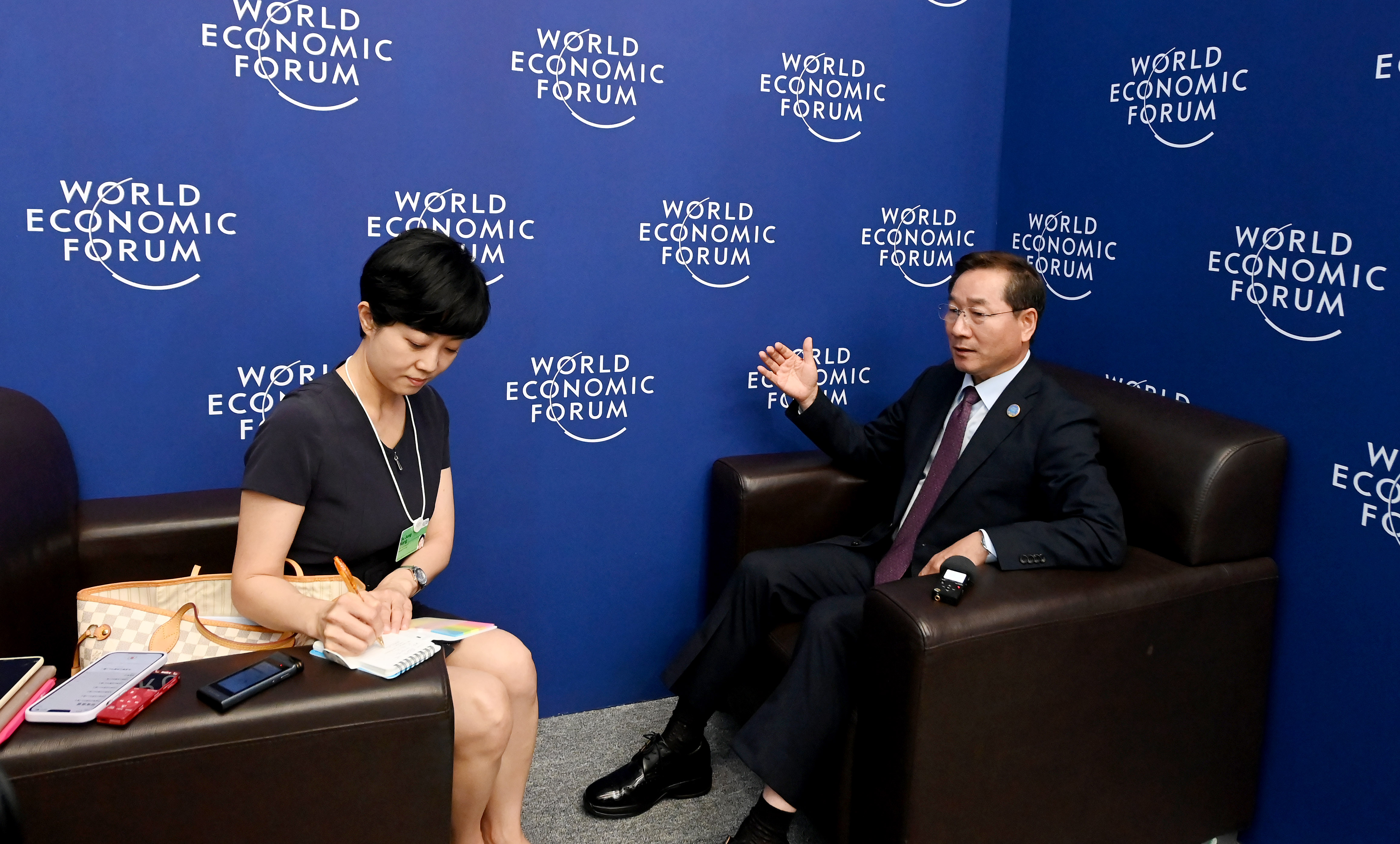 '하계 세계경제포럼(다보스포럼) 개막식' 관련 중국 언론과 인터뷰