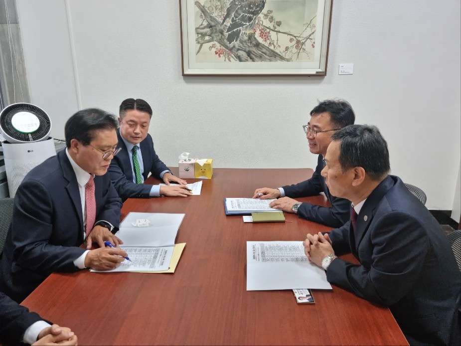 박덕수 행정부시장이 송석준 국회 예결소위 인천담당 위원에게 사업설명을 하고 있다.