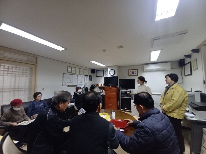 경로당을 방문하여 실거주민 대상 산사태 국민행동요령 설명