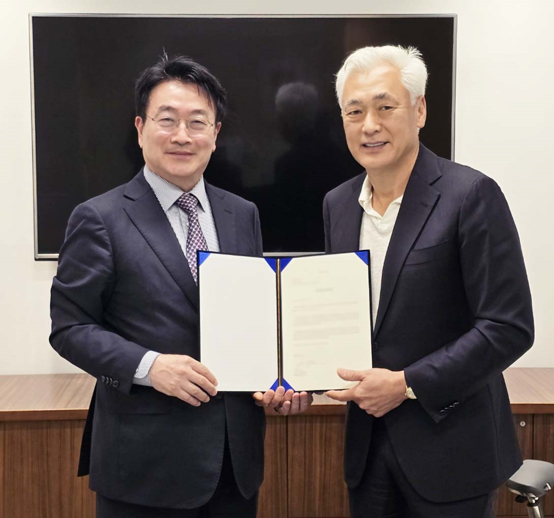윤원석 인천경제자유구역청장이 30일(현지시간) 미국 뉴욕에서 글로벌 투자사 이엠피 벨스타(EMP BELSTAR)로부터 경제자유구역 내 개발사업 투자의향서를 받고 기념촬영을 하고 있다.
