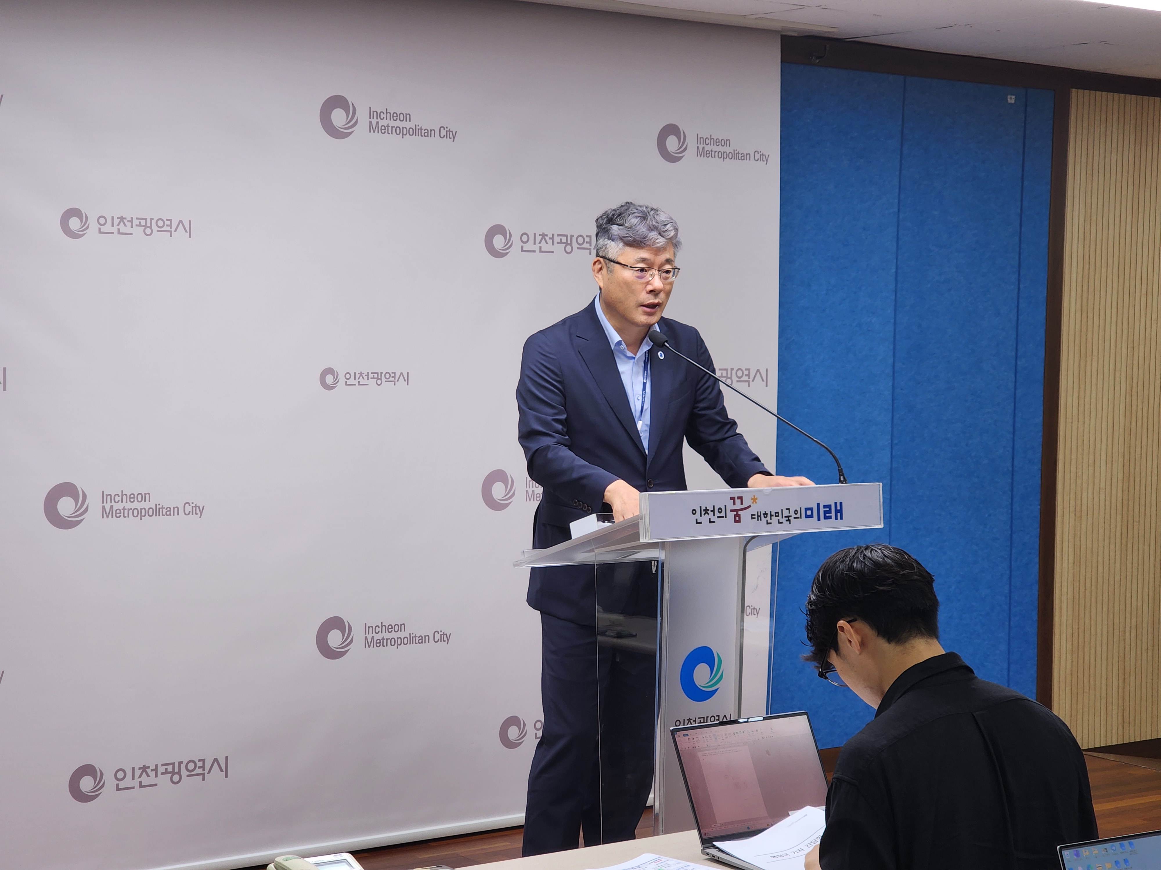 유용수 행정국장이 국 소관업무에 대해 브리핑을 하고 있다.