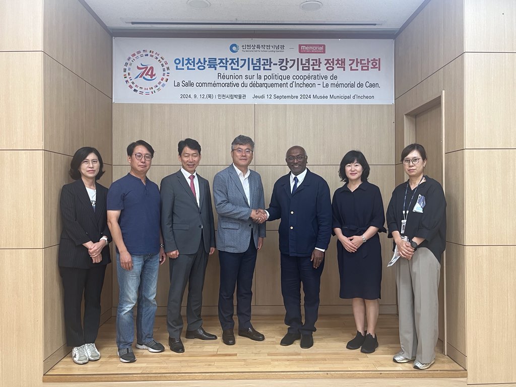 (유용수 시 행정국장과 클레베르 아후르 노르망디 캉기념관장 기념사진)