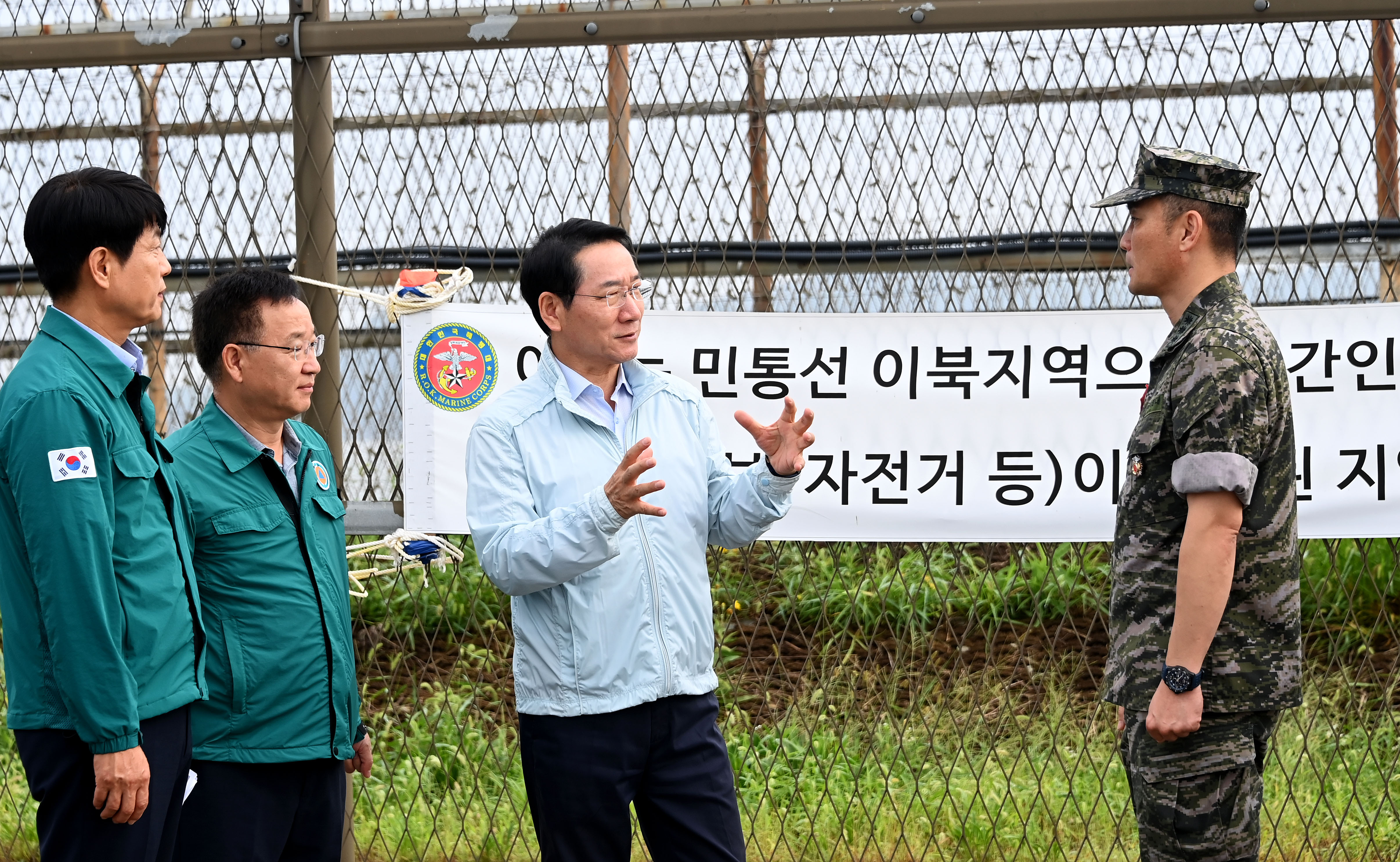 유정복 인천광역시장이 18일 강화군 송해면 당산리 대남 소음방송 현장을 찾아 군관계자로부터 현황을 보고받고 현장을 점검하고 있다.