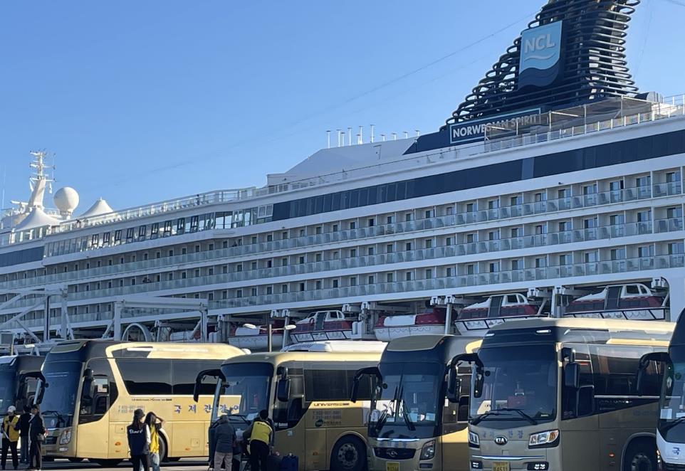 노르웨지안(Norwegian) 선사의 노르웨지안 스피릿 호(Norwegian Spirit)가 인천항 크루즈터미널에 입항하는 모습