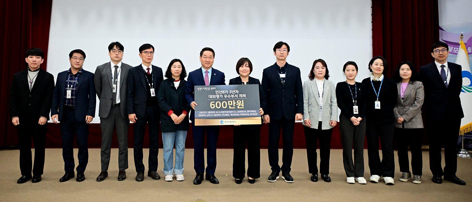 유정복 인천시장이 1일 시청 대회의실에서 열린 ‘4월 월례조회’에서 성과 우수부서를 격려하고 있다