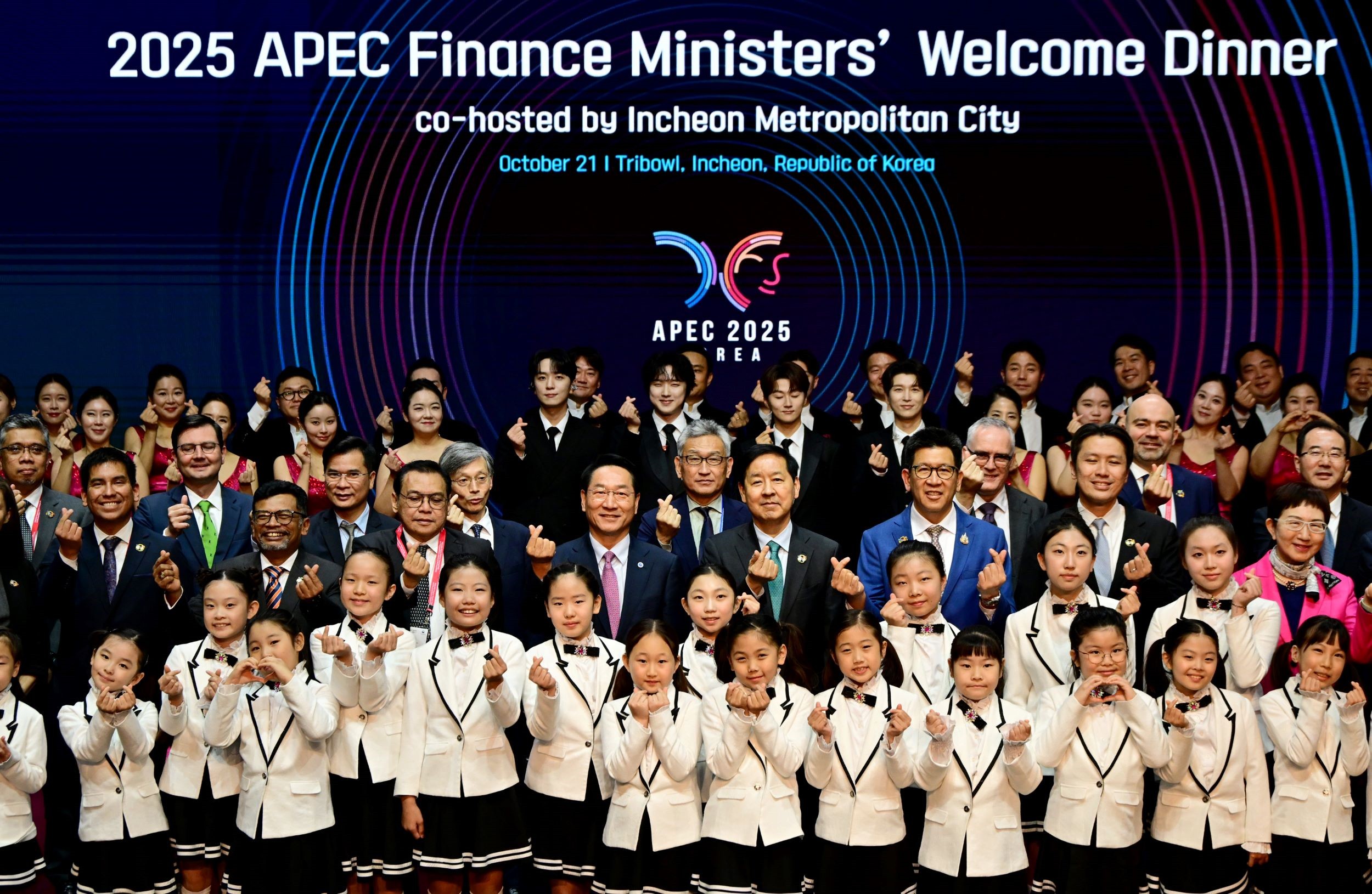 유정복 인천광역시장이 10월 21일 연수구 트라이보울에서 열린 'APEC 재무장관회의 만찬 공연'을 마친 뒤 기념촬영을 하고 있다.