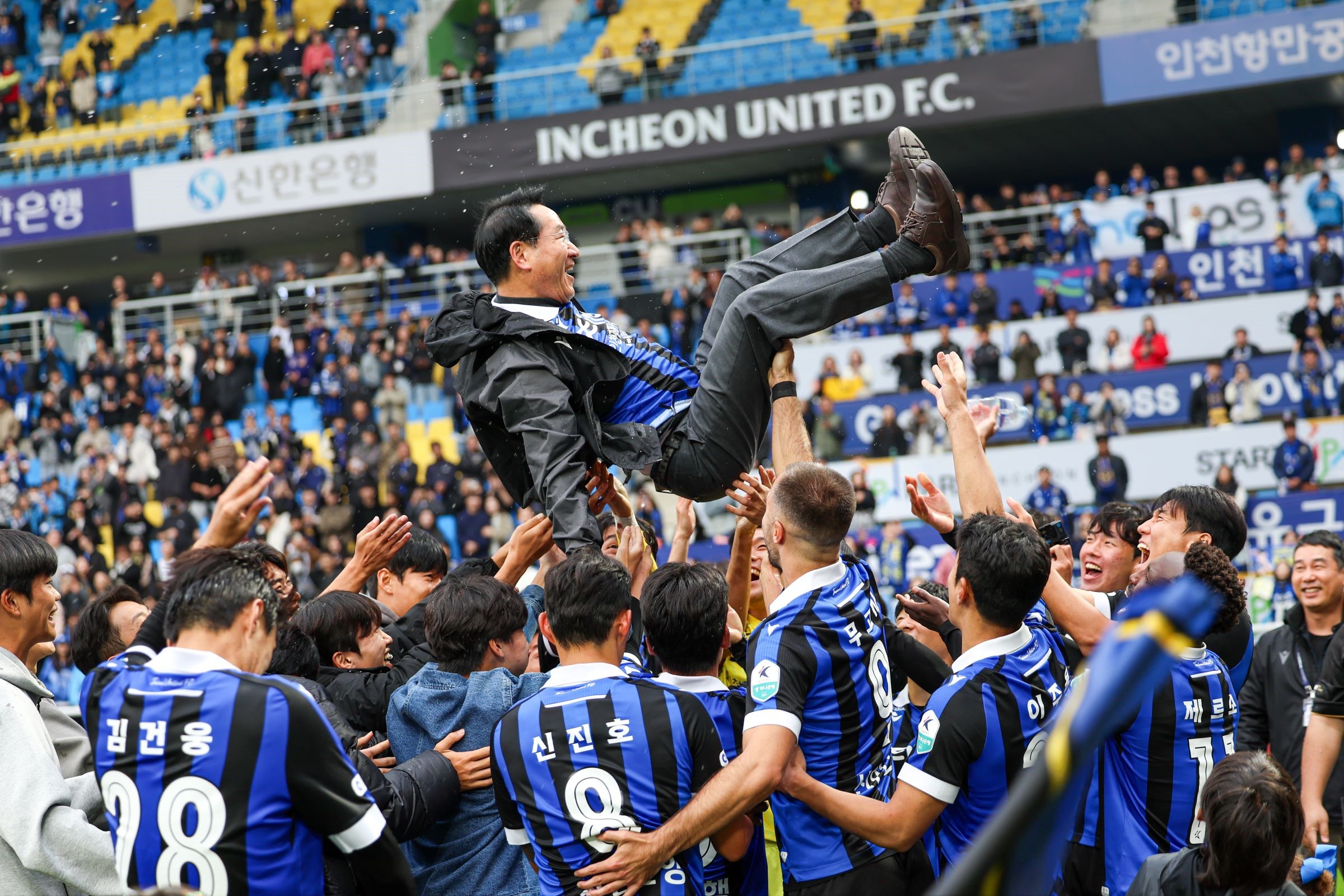 유정복 인천광역시장이 K리그2 우승을 확정지은 2025년 10월 26일 인천UTD 선수들의 헹가래를 받고 있다.
