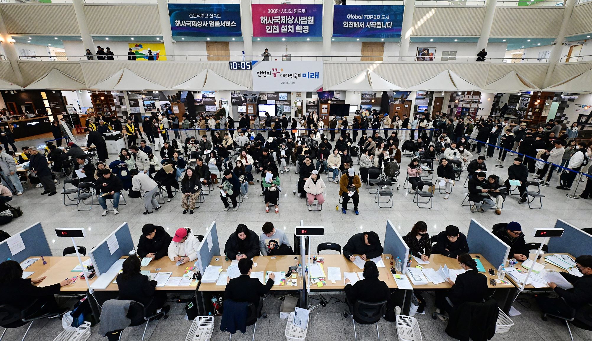 2026년 3월 16일 시청 중앙홀에서 천원주택 예비입주자 접수를 받고 있다