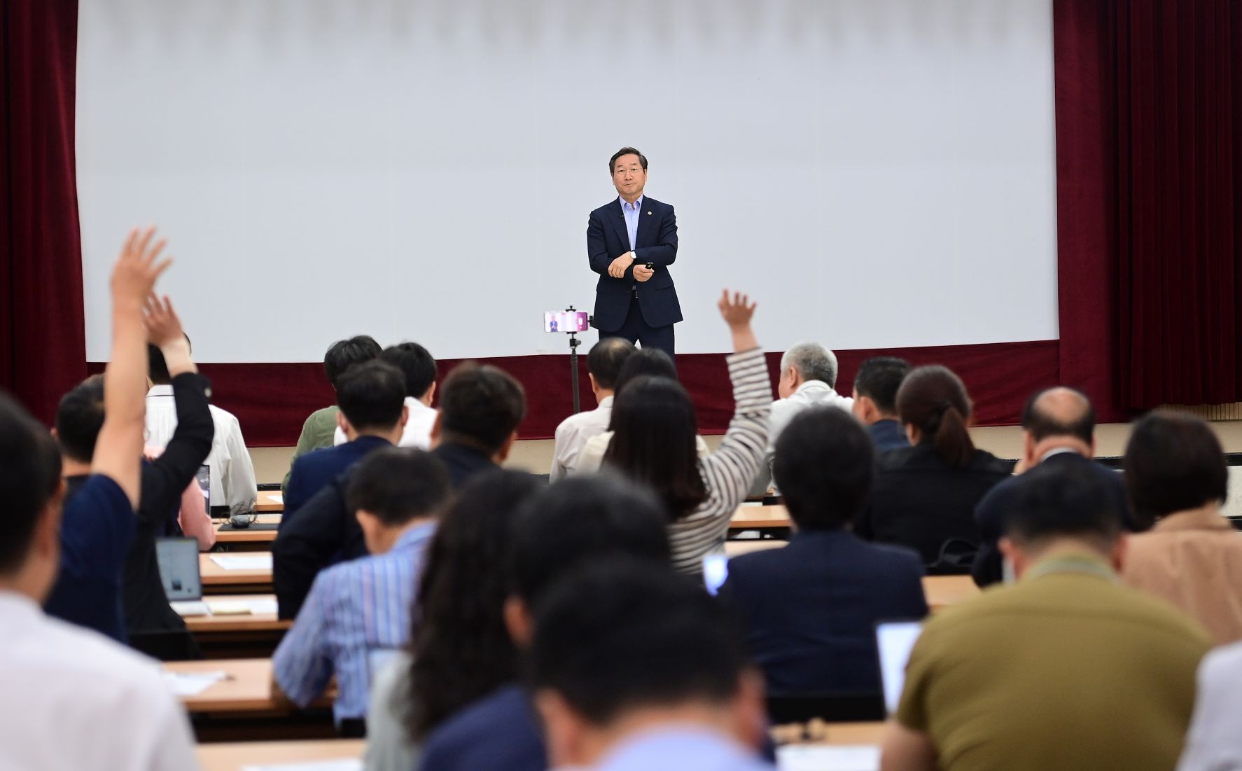 유정복 인천광역시장이 22일 시청 대회의실에서 열린 '민선8기 출범1년 기자설명회'에서 '꿈을 향해 달려가는 인천, 세계 10대 도시로 힘찬 도약'을 주제로 지난 1년 동안의 주요 성과와 향후 시정 운영 방향에 대한 설명을 마치고 질의응답을 하고 있다.