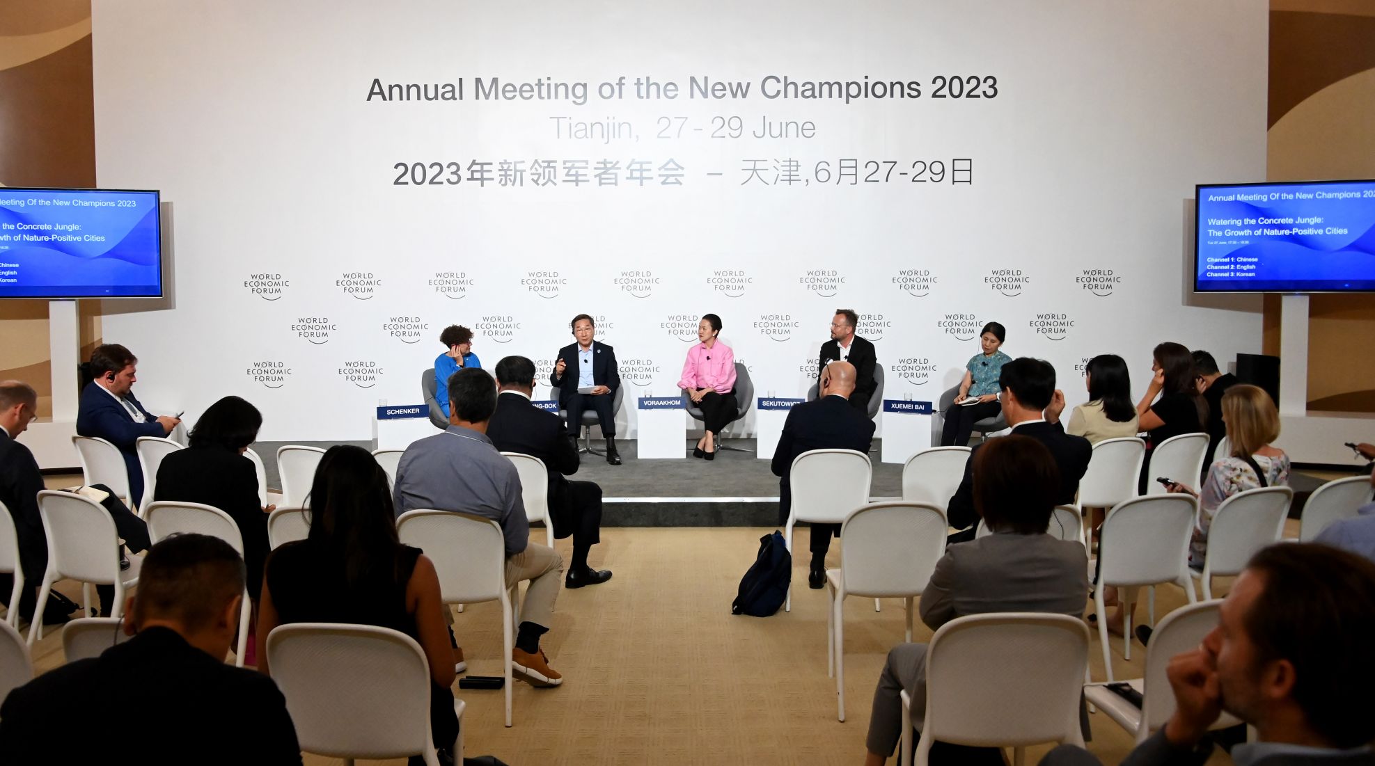 유정복 인천광역시장이 27일 중국 톈진시 메이쟝컨벤션센터에서 열린 '하계 세계경제포럼(다보스포럼) 세션'에서 '환경 친화 도시의 성장'을 주제로 패널들과 토론을 하고 있다._x000D_
(왼쪽 두번째부터 유정복 인천시장, 코차코른 보라아콤 태국 랜드프로렌스 CEO, 미콜라이 세쿠토위츠 테르메그룹 창립자·임팩트원 CEO, 슈에메이 바이 호주국립대학 도시환경·인간생태계학과 석좌교수)