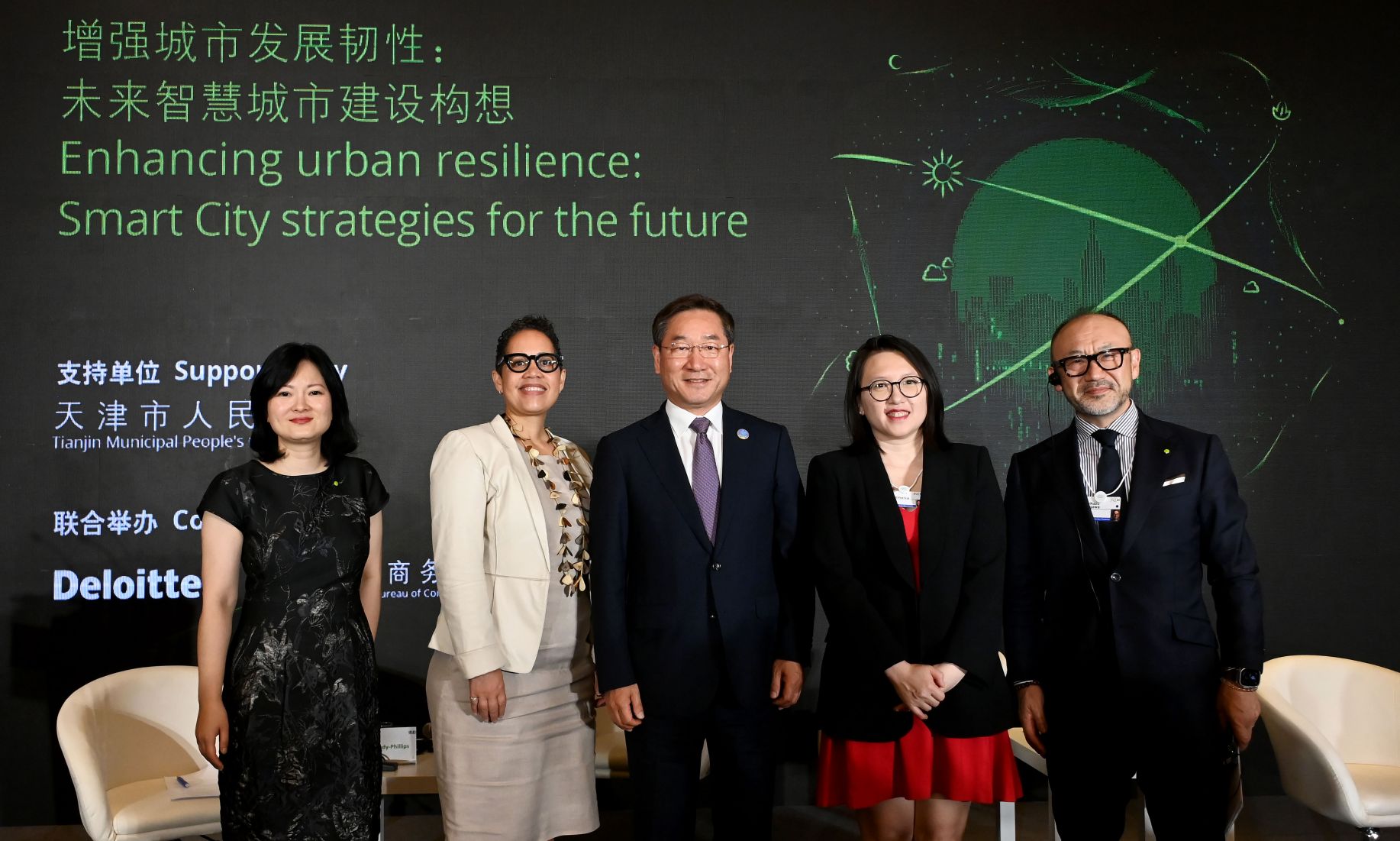 유정복 인천광역시장이 28일 중국 톈진시 크라운플라자호텔에서 열린 '톈진시-딜로이트 공동주최 간담회'에서 '도시 복원력 향상-미래를 위한 스마트시티 전략'을 주제로 토론을 마친 뒤 기념촬영을 하고 있다._x000D_
(왼쪽 두번째부터 비비안 브래디 필립스 WEF 전략이니셔티브 부장, 유정복 인천시장, 코 차리 어반메트리 CEO, 푸미카주 키타가와 WEF 스마트도시 프로젝트 대표)