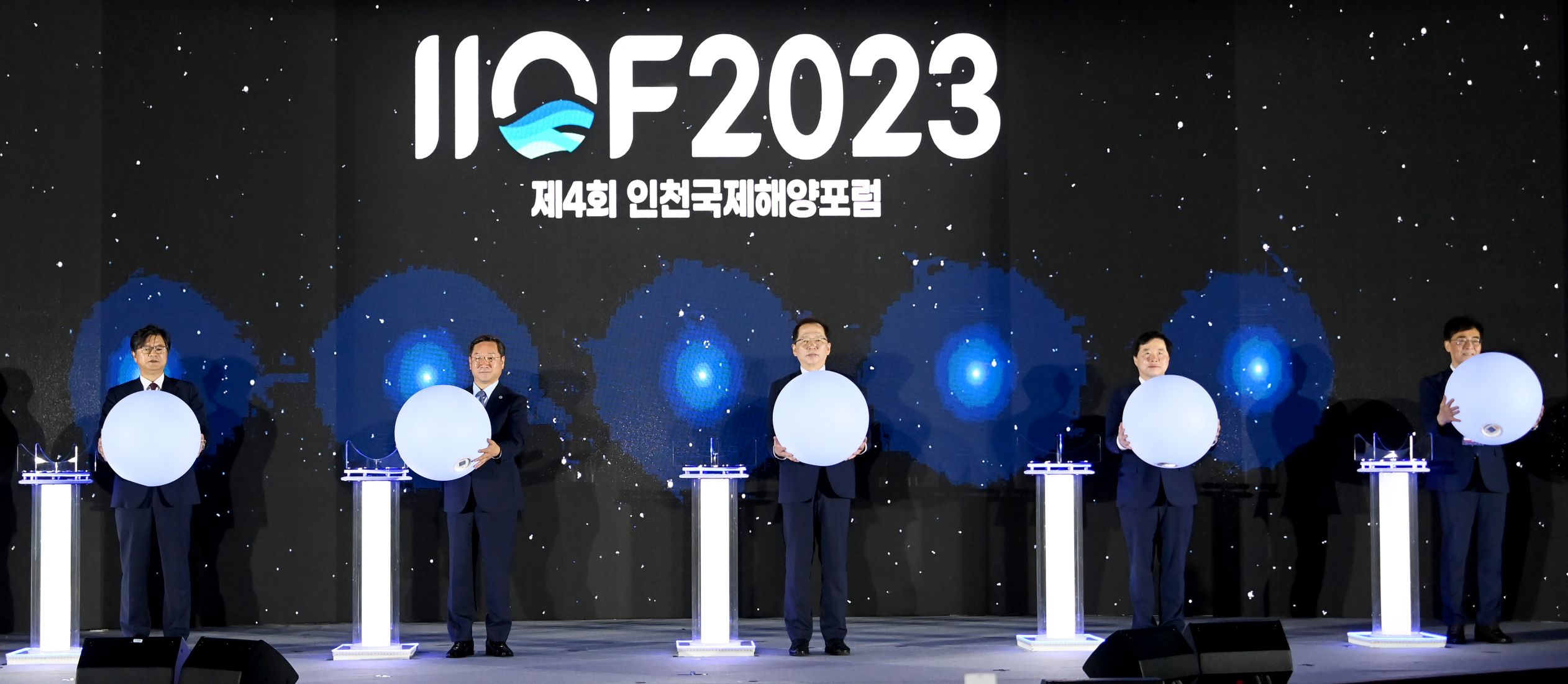 유정복 인천광역시장이 6일 송도컨벤시아에서 열린 '제4회 인천국제해양포럼'에서 내빈들과 개막 퍼포먼스를 하고 있다._x000D_
(왼쪽부터 성기홍 연합뉴스 대표이사 사장, 유정복 인천시장, 조승환 해양수산부장관, 이경규 인천항만공사 사장, 조명우 인천국제해양포럼 기획위원장)