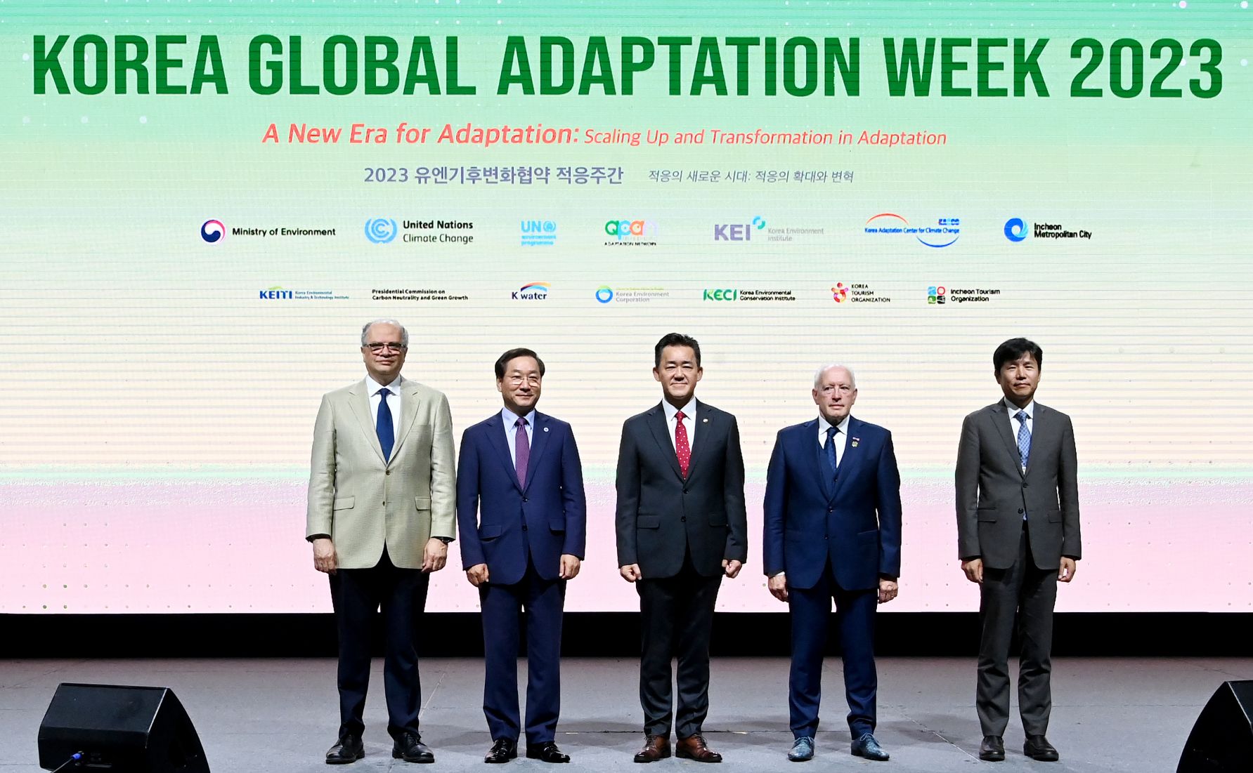 유정복 인천광역시장이 28일 송도컨벤시아에서 열린 '2023 유엔기후변화협약(UNFCCC) 적응주간 개회식'에서 기념촬영을 하고 있다._x000D_
(왼쪽부터 유세프 나세프 UNFCCC 적응국장, 유정복 인천시장, 임상준 환경부 차관, 해리 브루스 UNFCCC SBSTA 의장, 이창훈 KEI 원장)