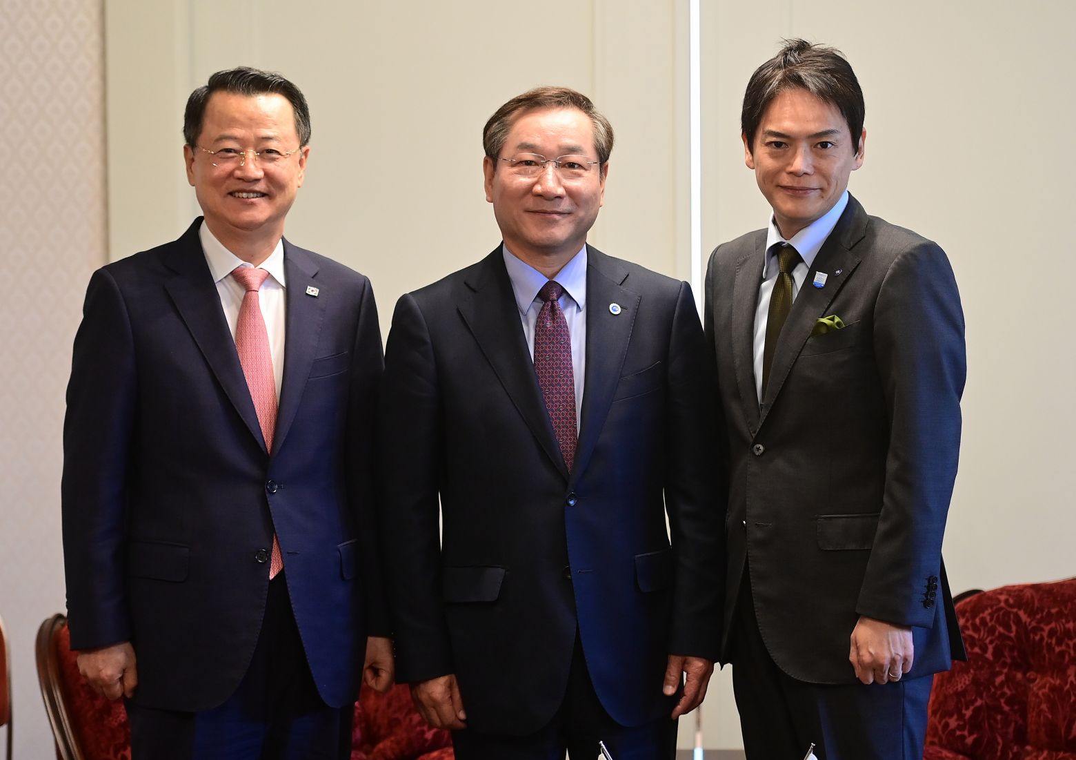 유정복 인천광역시장이 31일 일본 요코하마시장 관저에서 야마나카 다케하루 요코하마 시장과 양 도시 간 우호협력 방안을 논의하고 기념촬영을 하고 있다. (왼쪽부터 김옥채 주요코하마한국총영사, 유정복 인천시장, 야마나케 다케하루 요코하마 시장)