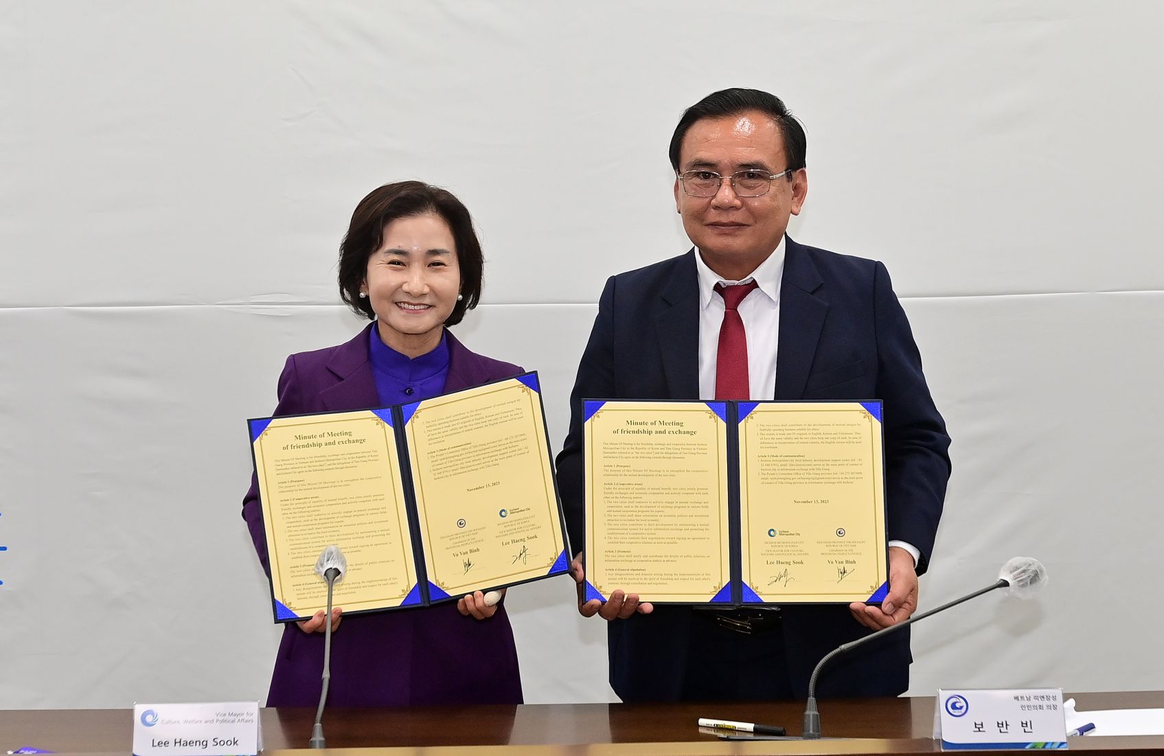 이행숙 문화복지정무부시장이 13일 시 영상회의실에서 열린 '인천시ㆍ베트남 띠엔장성 대표단 우호협력 간담회'에서 보반빈 띠엔장성 인민의회 의장과 상호 식품 경제협력 및 우호증진을 위한 합의의사록(MOM)을 체결하고 기념촬영을 하고 있다.
