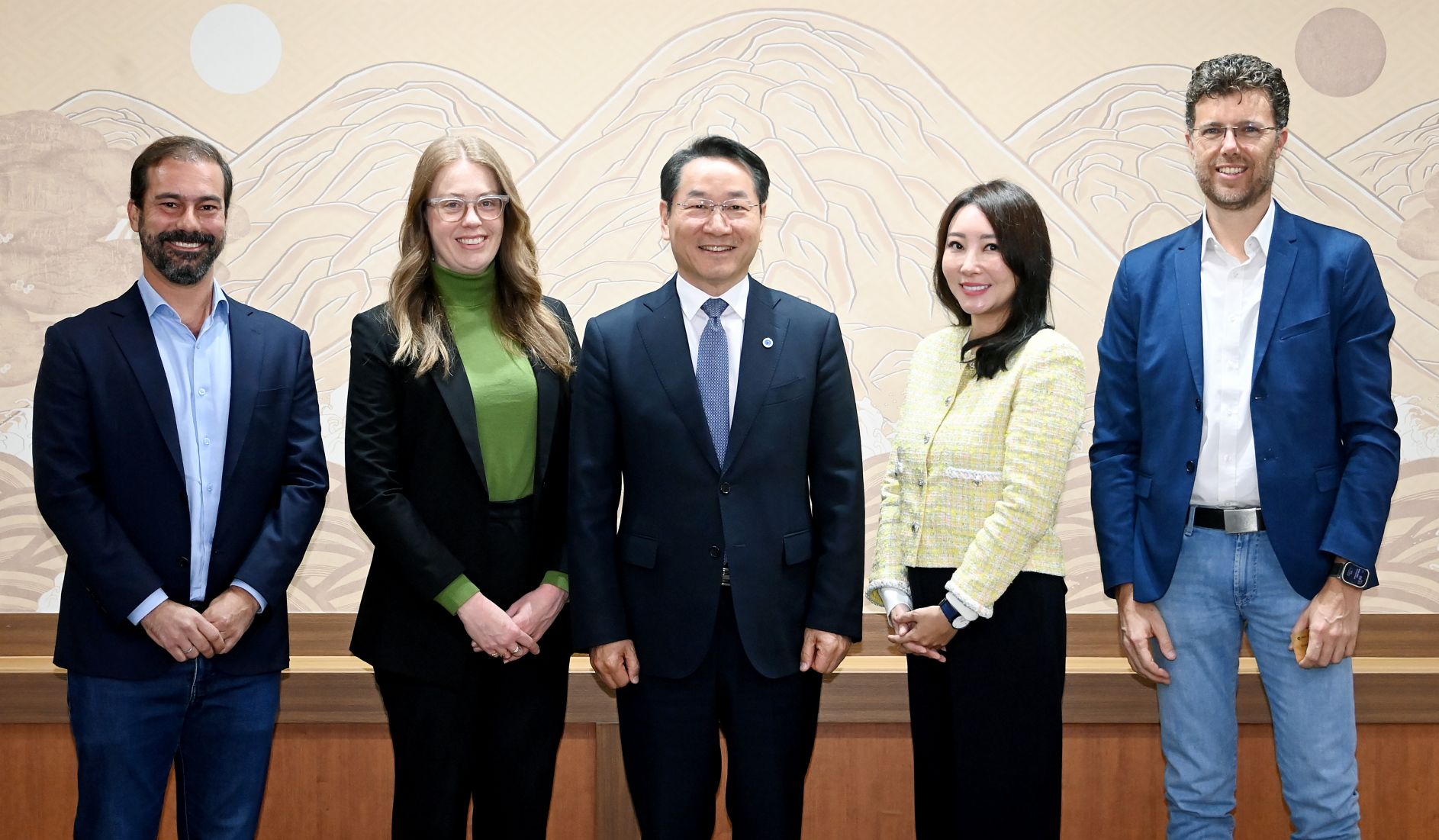 유정복 인천광역시장이 16일 시청에서 접견실에서 F1 인천유치와 관련해 강나연 태화홀딩스 회장 및 관계자들과 면담을 마친 뒤 기념촬영을 하고 있다._x000D_
(왼쪽부터 니콜라 셰노 태화S&C 대표, 루이스 영 F1 디렉터, 유정복 인천시장, 강나연 태화홀딩스 회장, 야르노 자펠리 Dromo CEO)