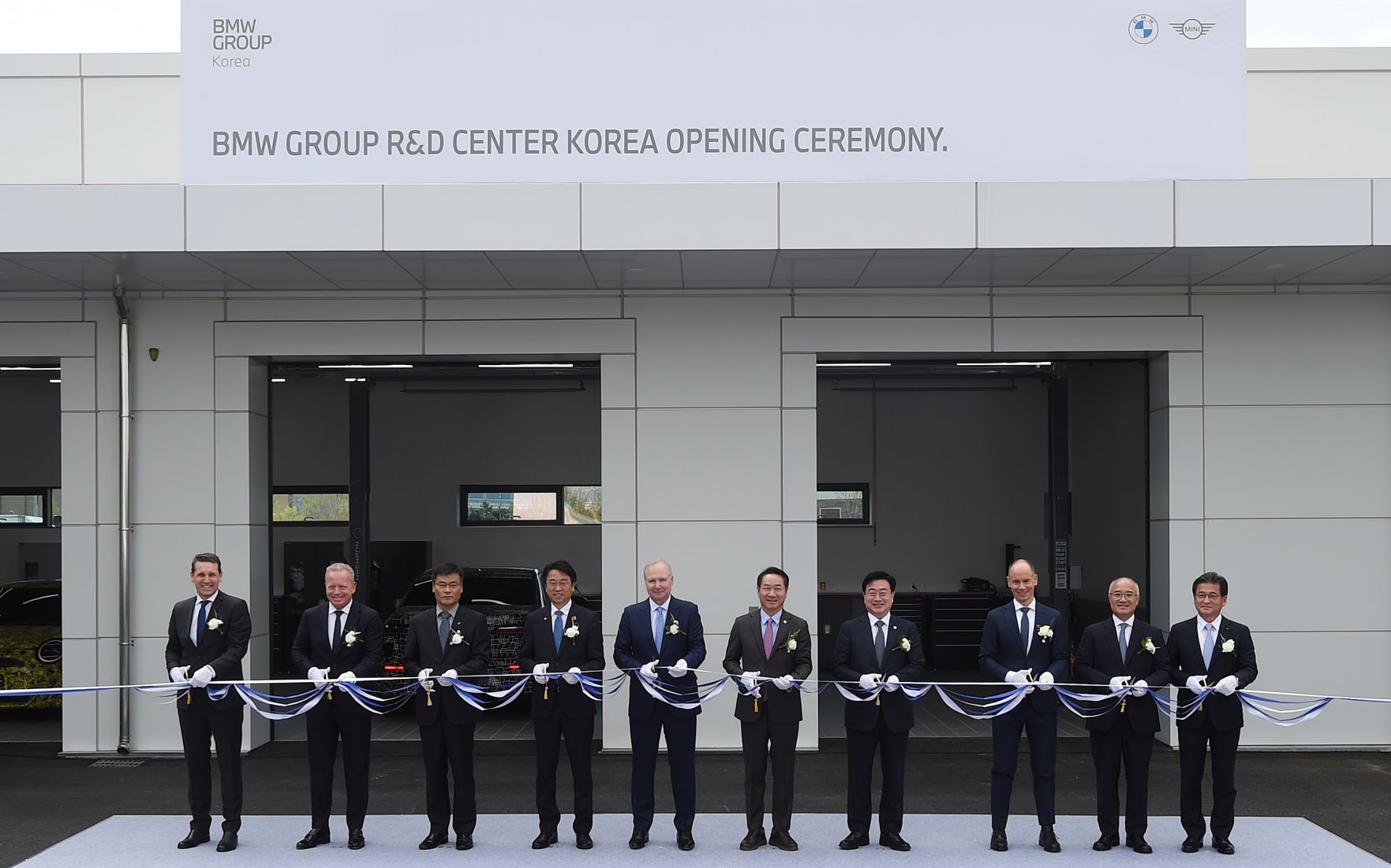 유정복 인천광역시장이 22일 청라 BMW 그룹 R&D 센터에서 열린 BMW 그룹 R&D 센터 코리아 개소식에서 요헨 골러 BMW 그룹 고객·브랜드·세일즈 부회장 등 참석자들과 테이프 커팅을 하고 있다. 왼쪽부터 베렌트 퀘버 BMW그룹 BMW 브랜드·상품관리 및 커넥티드 총괄 시니어 부사장, 장-필립 파랑 BMW 그룹 아시아-태평양·중동·동유럽·아프리카 지역 총괄 시니어 부사장, 오상호 한국토지주택공사(LH) 청라영종사업본부 본부장, 이용우 인천 서구을 국회의원 당선인, 요헨 골러 BMW 그룹 고객·브랜드·세일즈 부회장, 유정복 인천광역시장, 윤원석 인천경제자유구역청장, 다니엘 보트거 BMW 그룹 완성차 연구개발 총괄 시니어 부사장, 한상윤 BMW 그룹 코리아 대표이사 사장, 석상우 BMW 공식 딜러사 동성모터스 대표.