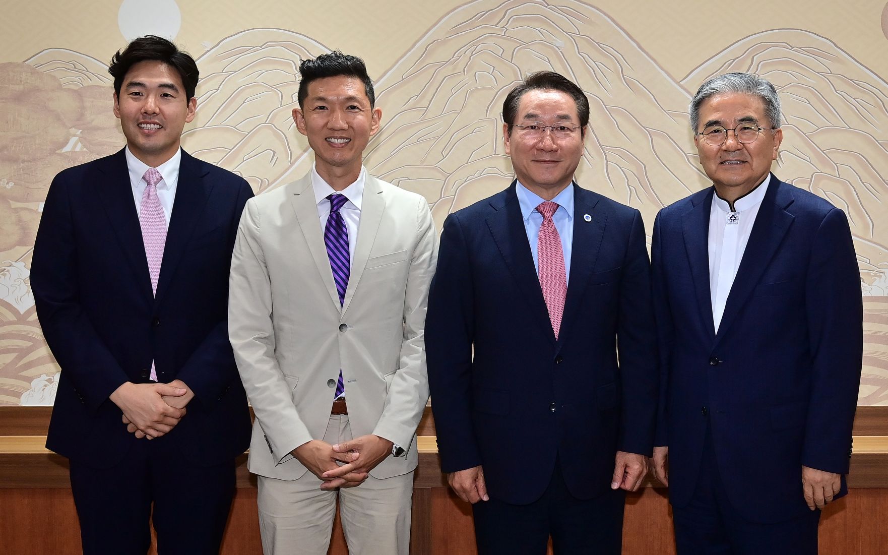 유정복 인천광역시장이 3일 시청 대접견실에서 마이클 오 국제로잔운동 총재 접견을 마치고 기념촬영을 하고 있다.(왼쪽부터 필립 정 국제로잔대회 글로벌 디렉터, 마이클 오 국제로잔운동 총재, 유정복 인천시장, 주승중 로잔대회 한국준비위원회 부위원장)