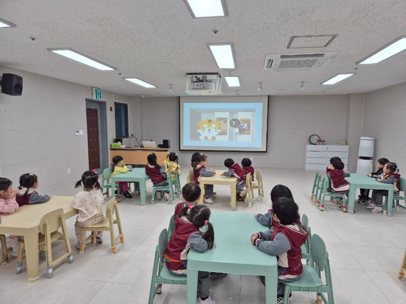 [송암미술관] 유아 단체 교육 <반짝반짝미술관> 4월 5일 오전 교육 활동사진썸네일