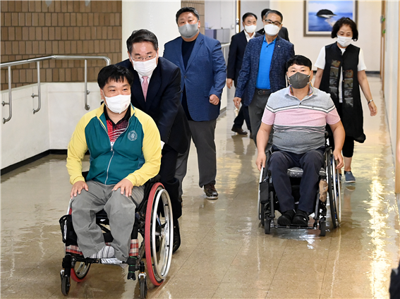 유정복 인천광역시장이 4일 장애인 체육인과의 면담에 앞서 휠체어를 밀어주며 시장실로 안내하고 있다.
