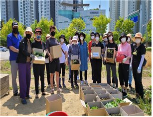 노숙인 무료급식소인 꽃동네회관 채소 기부활동 모습