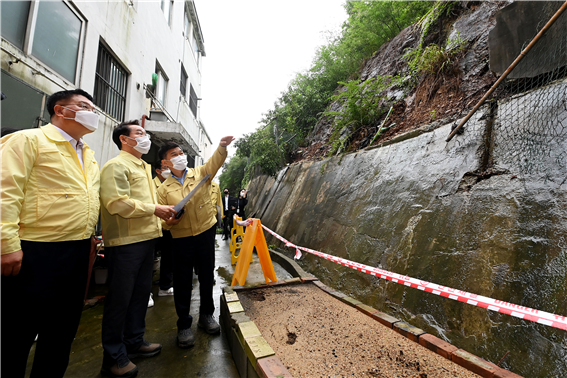 유정복 인천시장이 11일 옹벽 붕괴 우려가 있는 남동구의 한 빌라를 찾아 현장을 점검하고 있다.