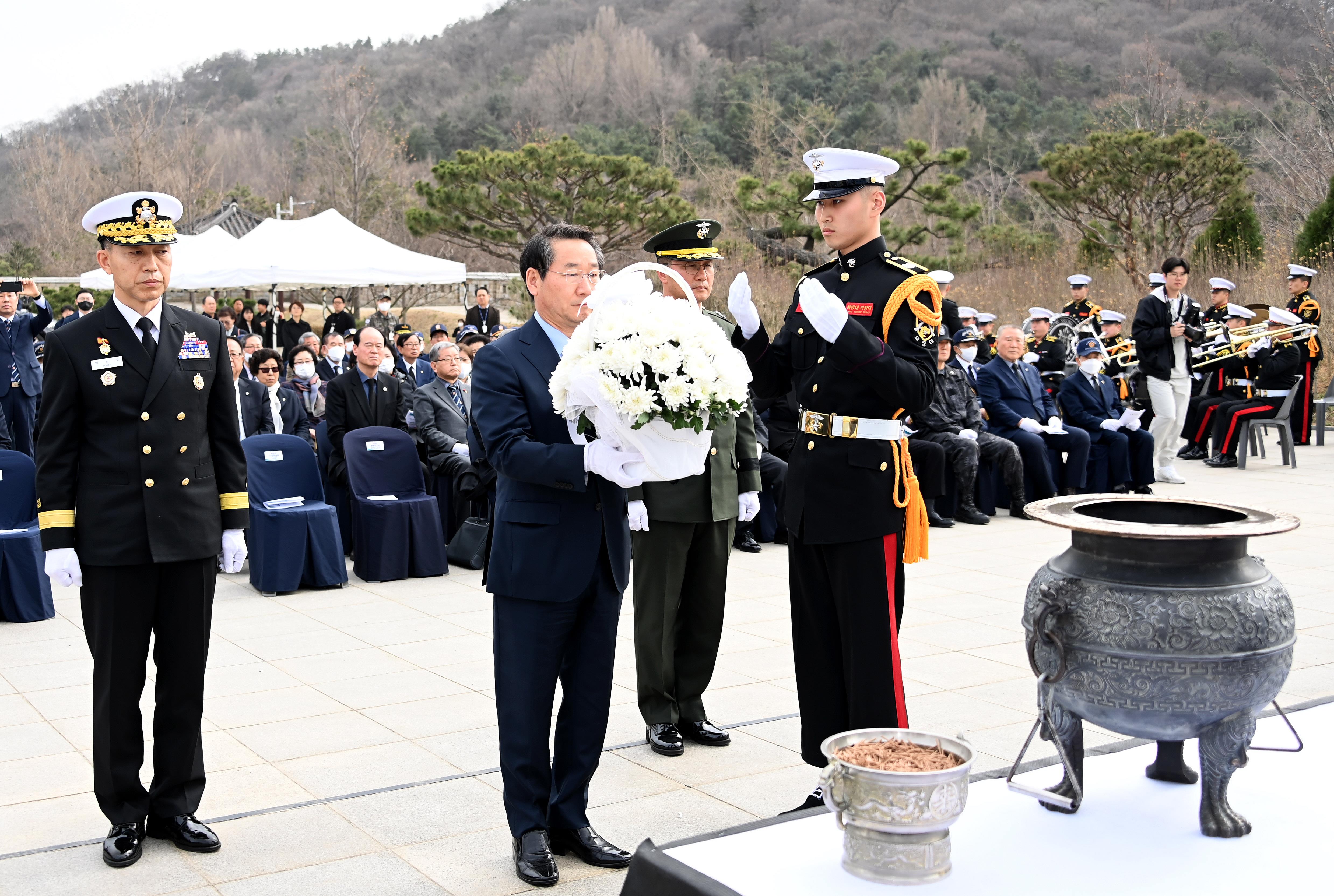 인천시장이 지난해 3월 중구 해군 제2함대 주둔기념비에서 열린 '제8회 서해수호의 날 기념식'에서 헌화 및 분향을 하고 있다