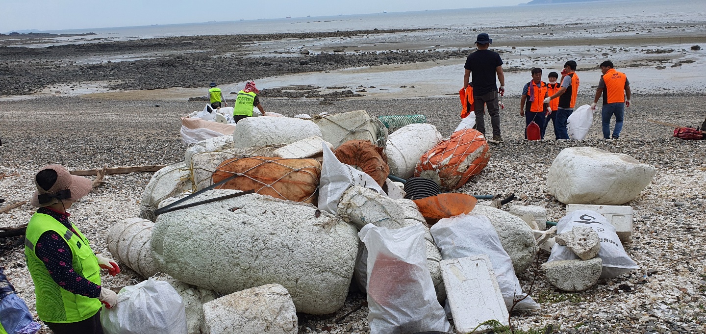 태풍이 다녀가고 남은 해양쓰레기, 민관합동 수거에 구슬땀 관련 이미지