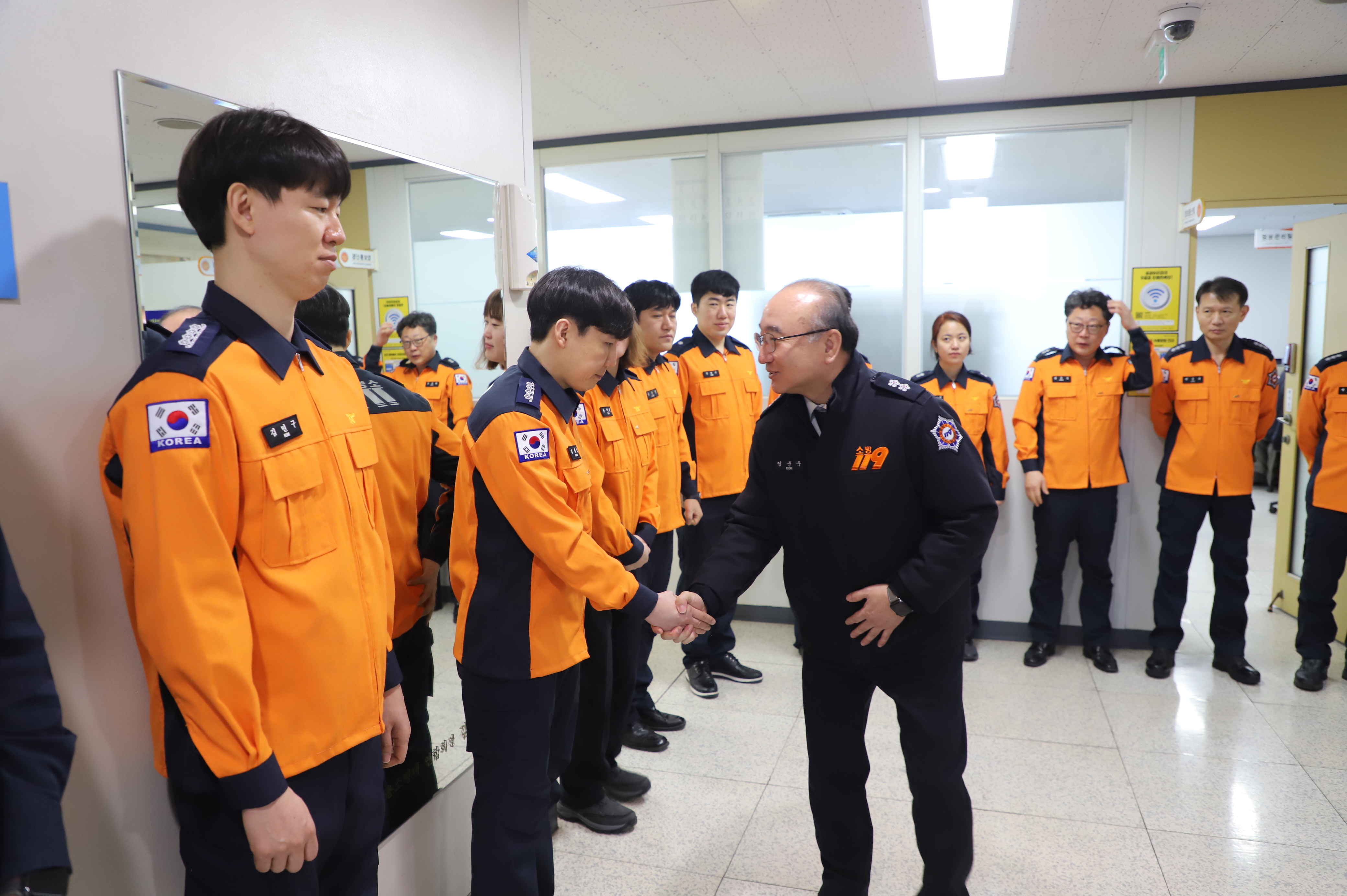 취임 첫날 직원들과 정겹게 인사하며 업무 시작