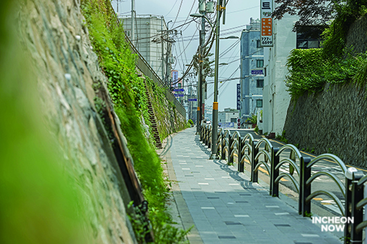 Walk Around ❷] 100-year-old Stone Wall Capturing Old Stories, Gindam Motungi-gil