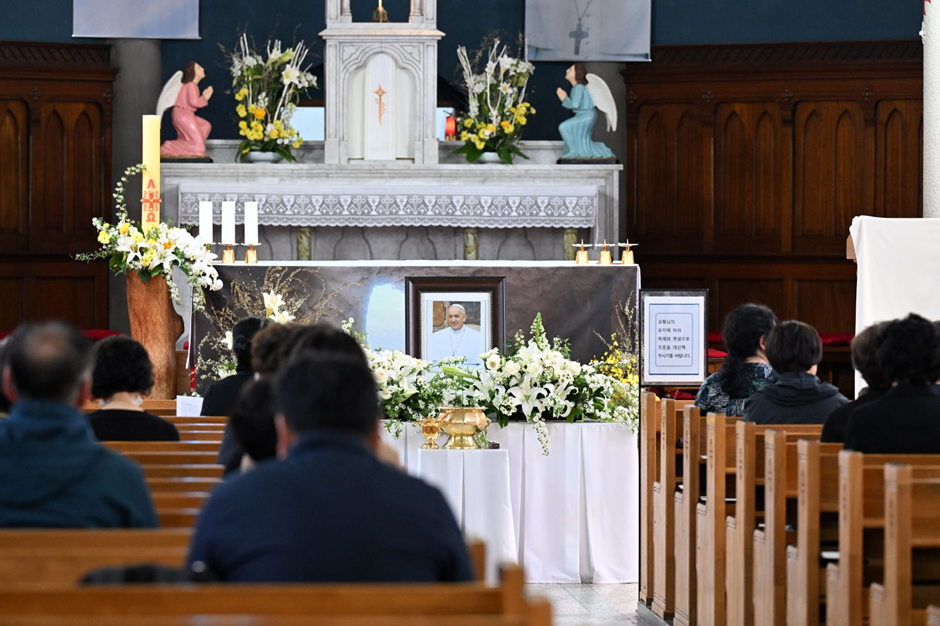 유정복 인천시장, 프란치스코 교황 추모 위해 분향소 방문 …  “시민과 함께 교황의 정신 기억하고 실천할 것”