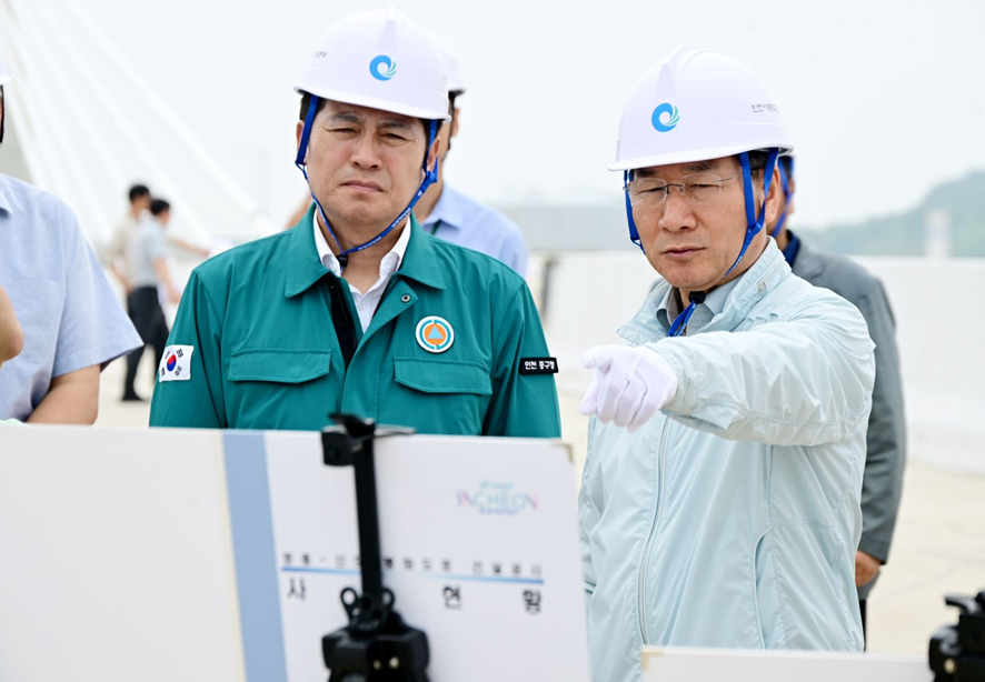 Incheon Mayor Yoo Jeong-bok visits major project sites in Yeongjong area to inspect current issues