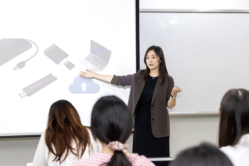 连接学生与世界的桥梁 - 仁川大学图书馆与情报学系教授  王琳