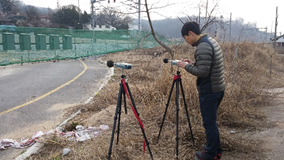 야외에서 빛을 측정하는 사진 1