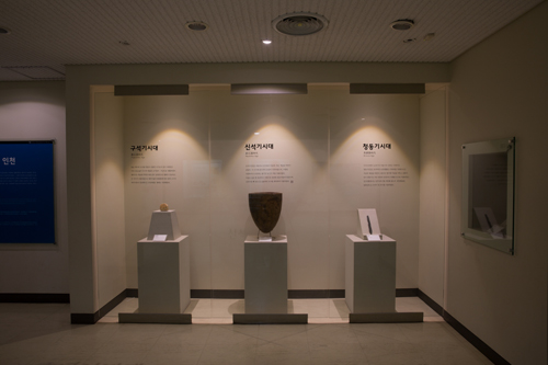 역사1실에 있는 인천의 주요 유적과 유물 전시이미지1