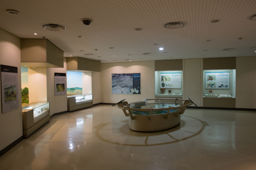역사1실에 있는 인천의 주요 유적과 유물 전시이미지2